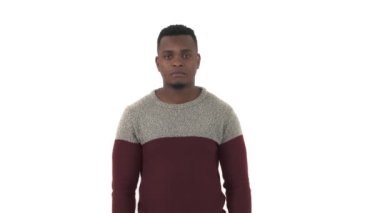 Tatmin olmamış adam alaycı bir şekilde alkışlıyor. Duygular, duygular, vücut dili, işaretler ve jestler konsepti. İzole edilmiş, beyaz arkaplanda