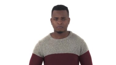 Genç Afro-Amerikalı adam tehditkar bir hareket sergiliyor. İzole edilmiş, beyaz arkaplan üzerinde