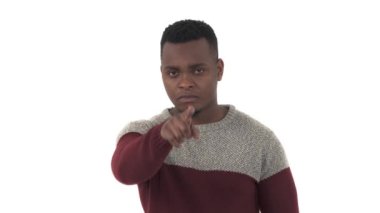 Afrikalı adam uzaktaki birini işaret ediyor ve tehditkar bir hareket sergiliyor. İzole edilmiş, beyaz arkaplan üzerinde
