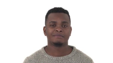 Göz kırpan genç adam. İzole edilmiş, beyaz arkaplanda