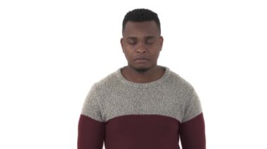 Şaşırmış genç bir adam duygularından şüphe ediyor. Vücut dili ve jest kavramı. İzole edilmiş, beyaz arkaplanda