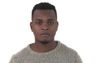 Genç Afrikalı bir adamın fısıldaşması. İzole edilmiş, beyaz arkaplanda