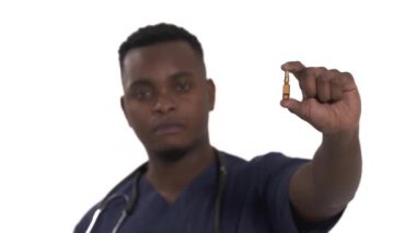Erkek Afrikalı doktor ampul ilaçlar tutuyor. Sağlık ve eczane konsepti. Görüntüyü değiştir