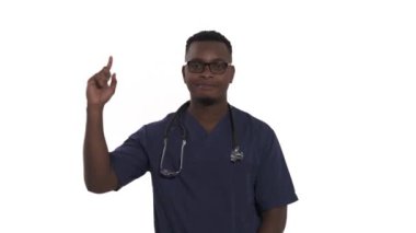 Neşeli Afrikalı erkek doktor işaret ediyor. Vücut dili kavramı. İzole edilmiş, beyaz arkaplanda