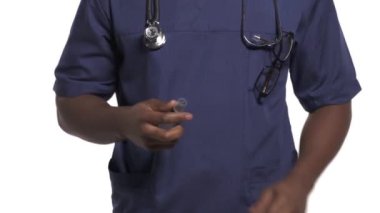 Mavi ceketli bir erkek doktorun el dezenfektanı ile ellerini dezenfekte edişinin yakın çekimi. İzole edilmiş, beyaz arkaplanda
