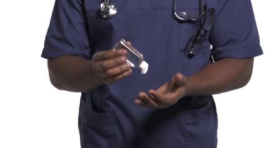 Doktor el dezenfekte edici jel dezenfektanı kullanıyor. Coronavirüs ve bakterileri korumak için. Sağlık konsepti.