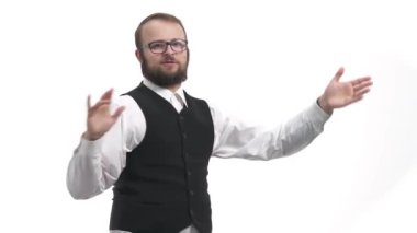 Stüdyoda dans eden genç bir adamın yakın plan portresi. İzole edilmiş, beyaz arkaplanda
