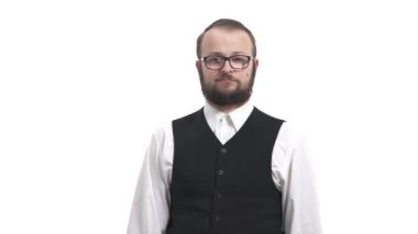 Kendine güveni tam bir adam kendini işaret eder, şansına inanamaz. Beyaz stüdyo arka planında izole edilmiş. İhtiyacın olan benim.