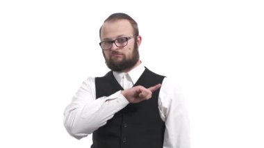 Kippa giyen yakışıklı adam göğsüne dokunuyor, kamerayı ve seni işaret ediyor. El işareti, kendinden emin hareket.