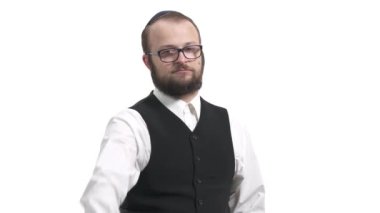 Kippah giyen genç ve yakışıklı Yahudi başparmaklarını göstererek mutluluğu ifade ediyor. Gerçek duygular. Vücut dili kavramı