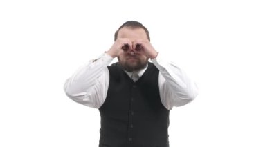 Milenyum insanının yakından çekilmiş bir portresi. Uzaklara bakıyor. Elinde dürbünle taklidini yapıyor. İzole, beyaz arkaplan