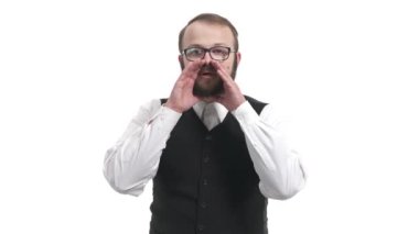 Elleri ağzının yanında bağıran yakışıklı bir adamın portresi. İzole edilmiş, beyaz arkaplanda