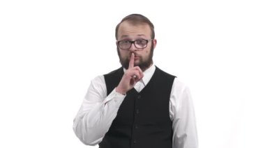 Dudaklarında işaret parmağı olan genç Yahudi bir adam sessizlik istiyor. Gizli konsept tutmak. Şşş işareti işareti