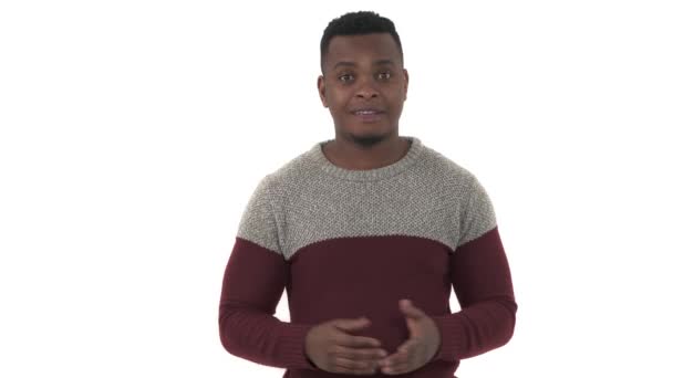 Millennial Muž Demonstrující Rovnováhu Mezi Dvěma Možnostmi Izolované Bílém Pozadí — Stock video