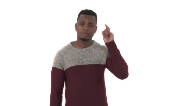 Bell Uomo Africano Mette Dito Indice Alla Testa Pensaci Gesto — Video Stock