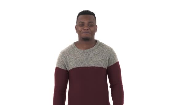 Nahaufnahme Porträt Eines Schwer Lachenden Jungen Mannes Vereinzelt Auf Weißem — Stockvideo