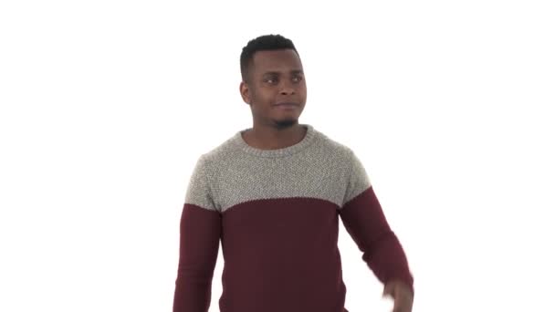 Medelålders Afrikansk Man Som Tittar Långt Bort Isolerad Vit Bakgrund — Stockvideo