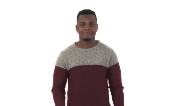Чарівний Молодий Афроамериканець Вказує Пальцем Камеру Гей Знак Концепція Мови — стокове відео