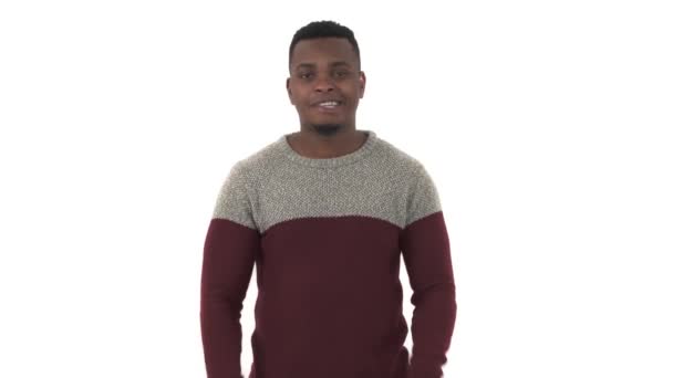 Närbild Glad Afroamerikansk Man Som Visar Positiva Gester Främjande Framgång — Stockvideo