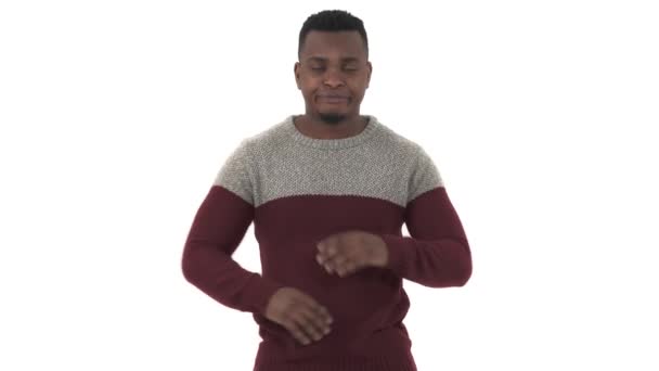 Close Van Afro Amerikaanse Man Met Gekruiste Armen Geïsoleerd Witte — Stockvideo