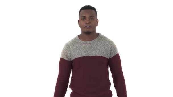 Egy Büszke Férfi Portréja Aki Büszkén Mosolyogva Néz Kamerába Miközben — Stock videók