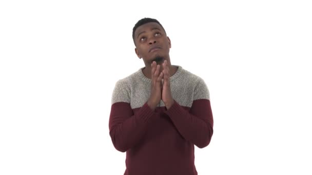 Portret Mężczyzny Patrzącego Górę Nadzieją Trzymającego Się Ręce Modlitwie Izolacja — Wideo stockowe