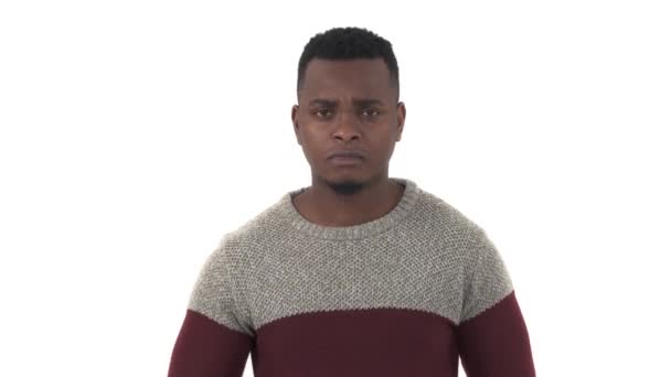 Jeune Afro Américain Montrant Geste Menaçant Isolé Sur Fond Blanc — Video