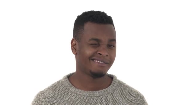 Zbliżenie Portretu Młodego Mężczyzny Mrugającego Okiem Izolacja Białym Tle — Wideo stockowe