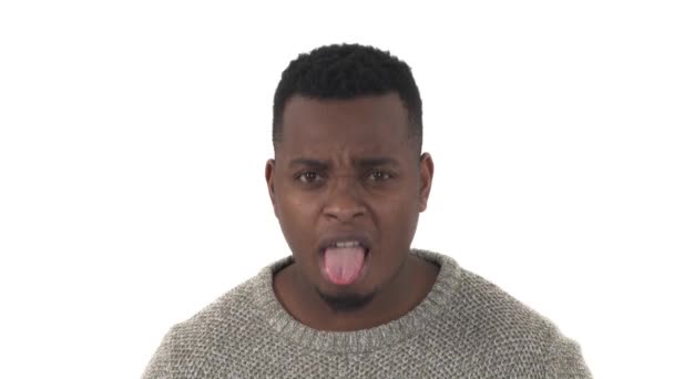Nahaufnahme Eines Mannes Der Angewidert Ist Und Zunge Zeigt Körpersprache — Stockvideo