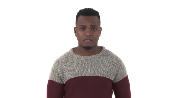 Portret Mężczyzny Zdejmującego Makaron Uszu Nie Kłam Izolacja Białym Tle — Wideo stockowe