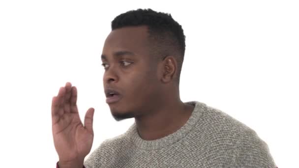 Portret Van Een Jonge Afrikaanse Man Die Fluistert Witte Achtergrond — Stockvideo