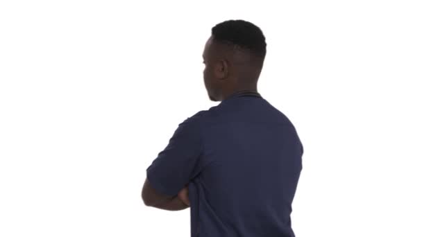 Afrika Kökenli Amerikalı Genç Bir Doktorun Kollarını Kavuşturarak Kameraya Dönmesinin — Stok video