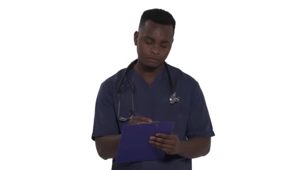 Lekarz Stojący Trzymający Kartę Medyczną Analizującą Lub Badającą Dane Pacjentów — Wideo stockowe