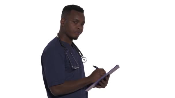 Zbliżenie Lekarza Kiwającego Głową Podczas Wypełniania Karty Pacjenta Pokazywania Kciuka — Wideo stockowe