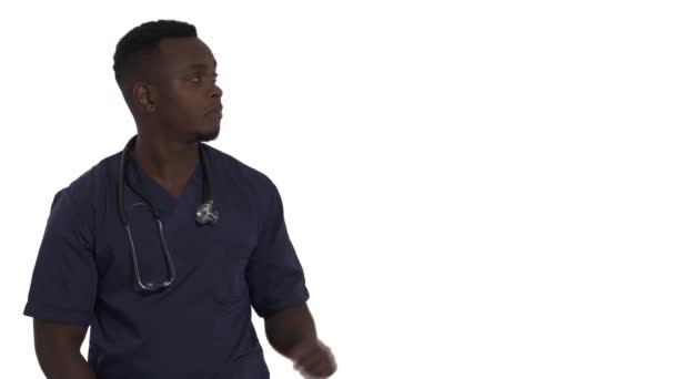Κοντινό Πλάνο Ενός Σοβαρού Νεαρού Γιατρού Που Φορούσε Στηθοσκόπιο Γύρω — Αρχείο Βίντεο
