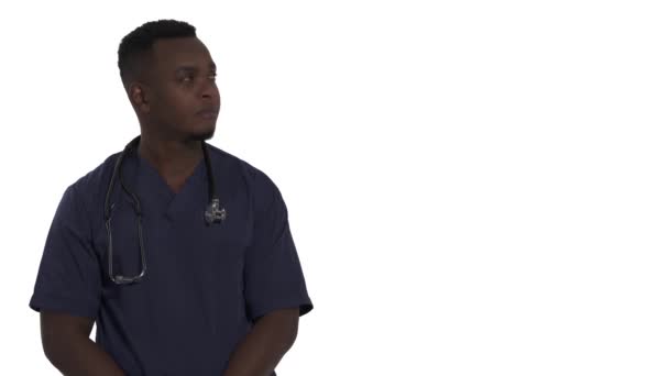 Κοντινό Πλάνο Ενός Σοβαρού Νεαρού Γιατρού Που Κουνάει Κεφάλι Του — Αρχείο Βίντεο