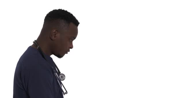 Médico Africano Serio Reflexivo Que Levanta Cabeza Mira Hacia Futuro — Vídeos de Stock