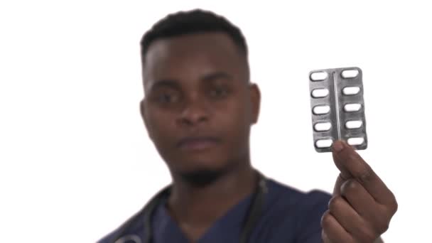 非洲男医生拿着装有药丸的水泡包 卫生保健和制药概念 调焦镜头 — 图库视频影像