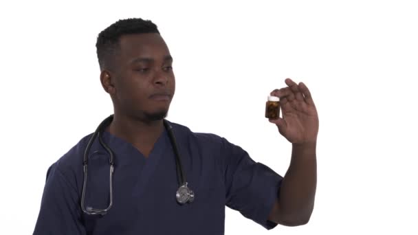 Médico Masculino Segurando Pílulas Medicina Garrafa Explicando Prescrição Paciente Prescrevendo — Vídeo de Stock
