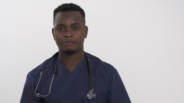 Mężczyzna Lekarz Trzymający Blistry Przepisanymi Tabletkami Pokazujący Kciuk Górze Konsultacja — Wideo stockowe