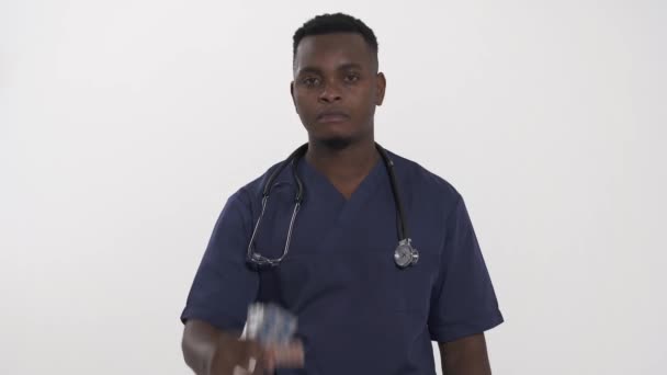 Médico Masculino Jogando Fora Blisters Com Pílulas Receita Errada Conceito — Vídeo de Stock