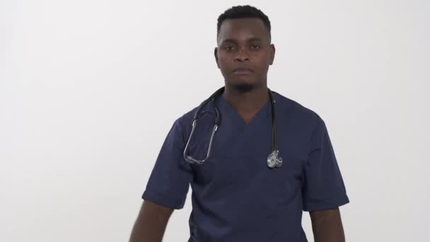 Pokaz Zbliżeniowy Lekarza Wyrzucającego Blistry Tabletkami Kiwającego Głową Sposób Dezaprobaty — Wideo stockowe