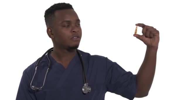 Νεαρός Γιατρός Που Κρατάει Ακρωτηριασμένα Φάρμακα Που Εξηγούν Συνταγή Στον — Αρχείο Βίντεο
