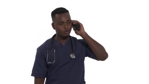 Doktor Nám Telefonu Sděluje Dobré Zprávy Izolované Bílém Pozadí — Stock video