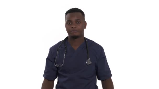 Jovem Médico Afro Americano Demonstrando Que Não Sei Gesto Mão — Vídeo de Stock