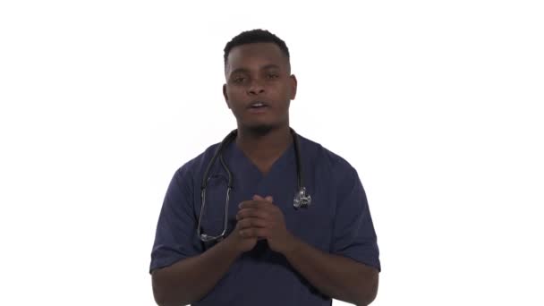 Laboratuvar Önlüğü Giyen Kameraya Poz Veren Kendine Güvenen Bir Doktor — Stok video