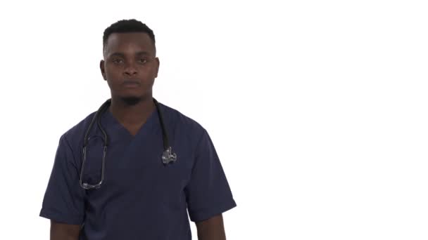 Νεαρός Αφροαμερικανός Γιατρός Που Φοράει Ιατρική Ρόμπα Πάνω Από Απομονωμένο — Αρχείο Βίντεο