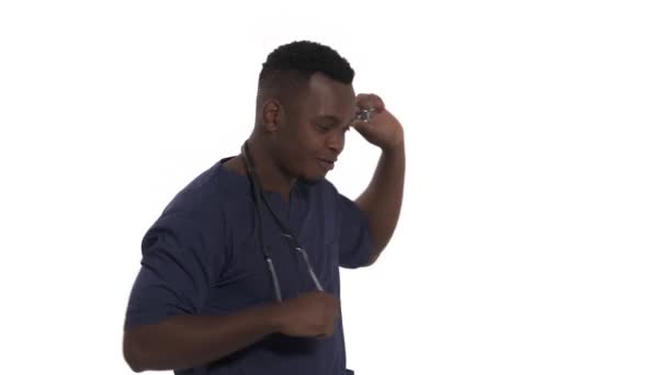 一个快乐英俊的医生跳舞的特写 真正的感情在白色背景下孤立无援 — 图库视频影像
