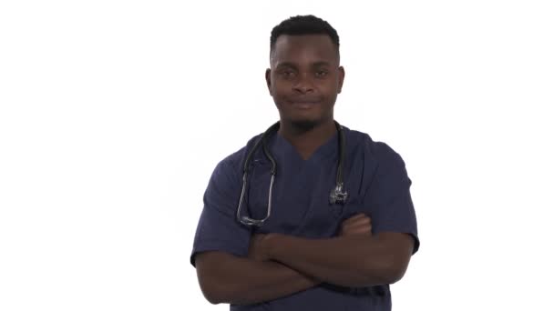 Κοντινό Πλάνο Του Νεαρού Αφρικανού Γιατρού Που Στέκεται Σταυρωμένα Χέρια — Αρχείο Βίντεο