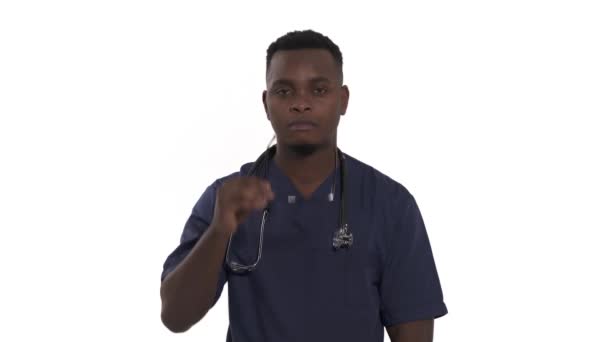 Detailní Záběr Mladého Pohledného Afroamerického Doktora Stetoskopem Nasazujícím Oční Brýle — Stock video